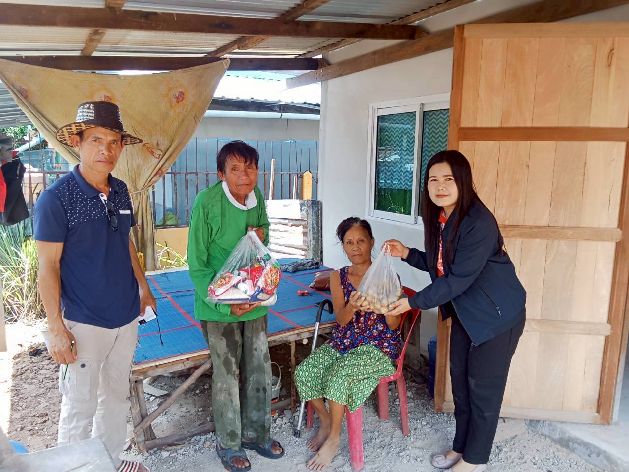 🚩สพอ.ชุมแพ: ลงพื้นที่เยี่ยมบ้านครัวเรือนยากจน เป้าหมายตามโครงการขจัดความยากจนและพัฒนาคนทุกช่วงวัยอย่างยั่งยืน ตามหลักปรัชญาของเศรษฐกิจพอเพียงอำเภอชุมแพ