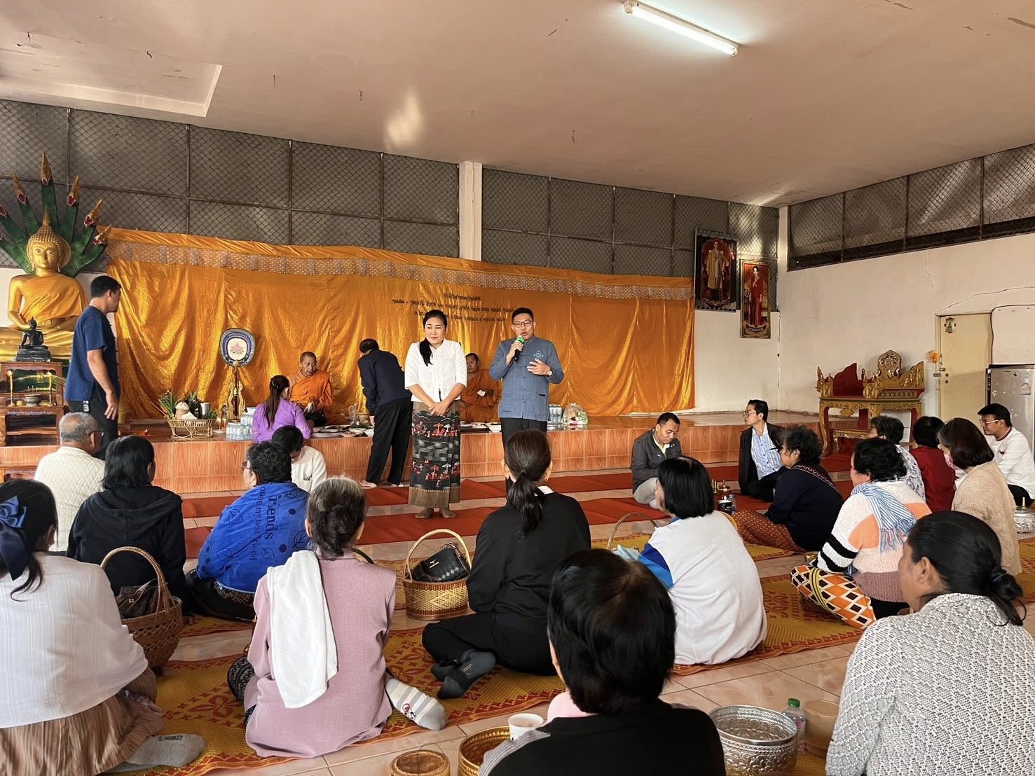 สพอ.ชุมแพ : ร่วมทำบุญตักบาตรตามโครงการ “นายอำเภอพาเข้าวัด”