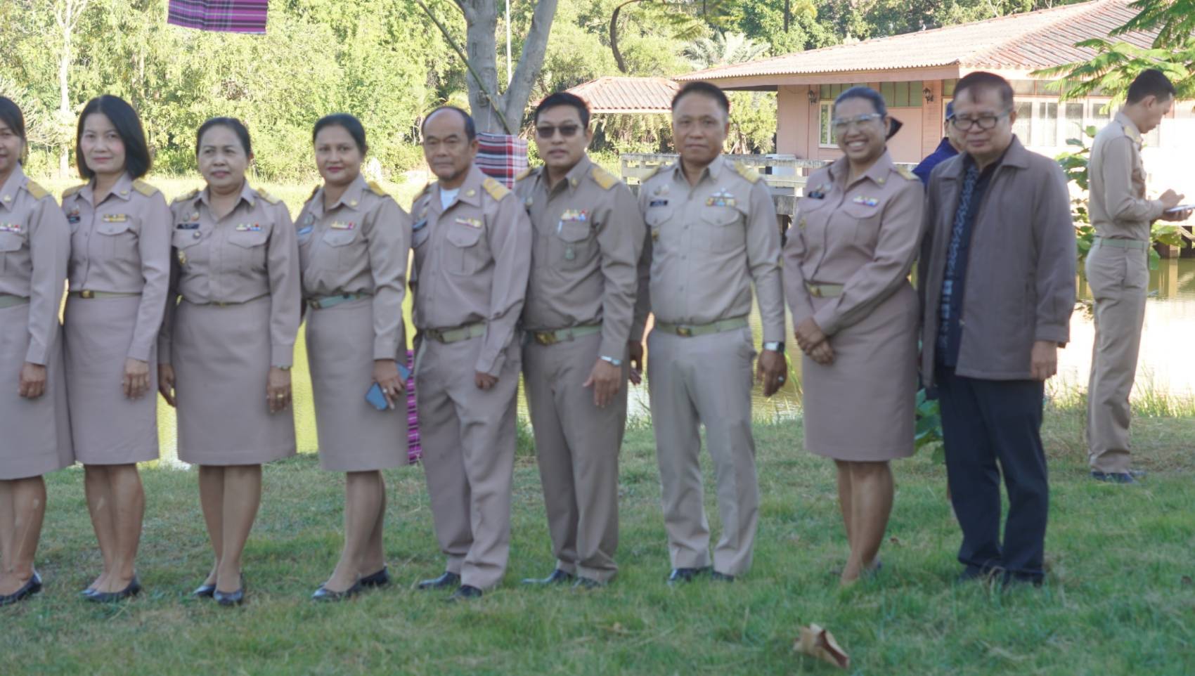 พช.ชุมแพ: ร่วมเปิดจวน ผู้ว่าฯ ขอนแก่น จัดกิจกรรม Kick off "ผู้นำทำก่อน" ชูการปลูกผักสวนครัว สร้าง "Good & Food Security" น้อมนำแนวพระราชดำริฯ สู่การปฏิบัติ