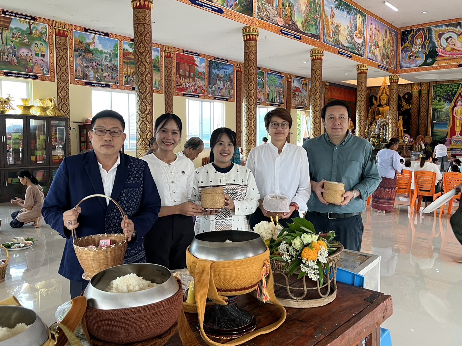 พช.ชุมแพ : ร่วมทำบุญตักบาตรตามโครงการ “นายอำเภอพาเข้าวัด” ณ วัดสว่างวังบง บ้านแสนสุข ม.16 ต.หนองไผ่