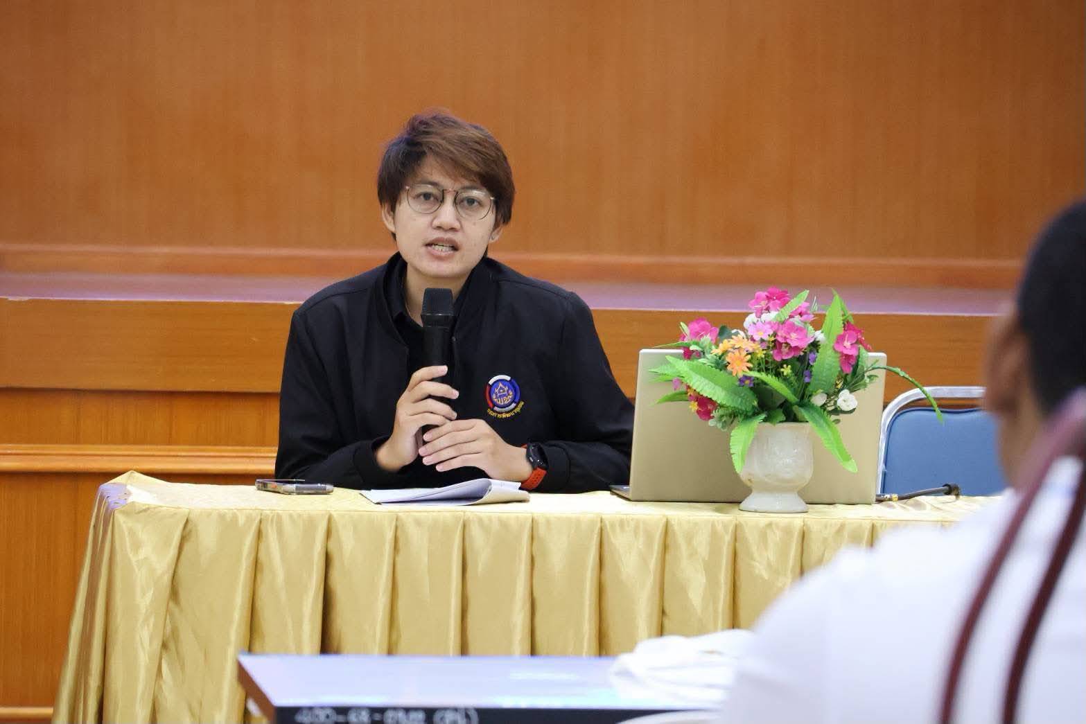 พช.ชุมแพ : ร่วมเป็นวิทยากรถ่ายทอดองค์ความรู้การเพิ่มมูลค่าสินค้ากลุ่มอาชีพชุมชน หนุนเทศบาลเมืองชุมแพพัฒนาถนนคนเดินเมืองชุมแพ