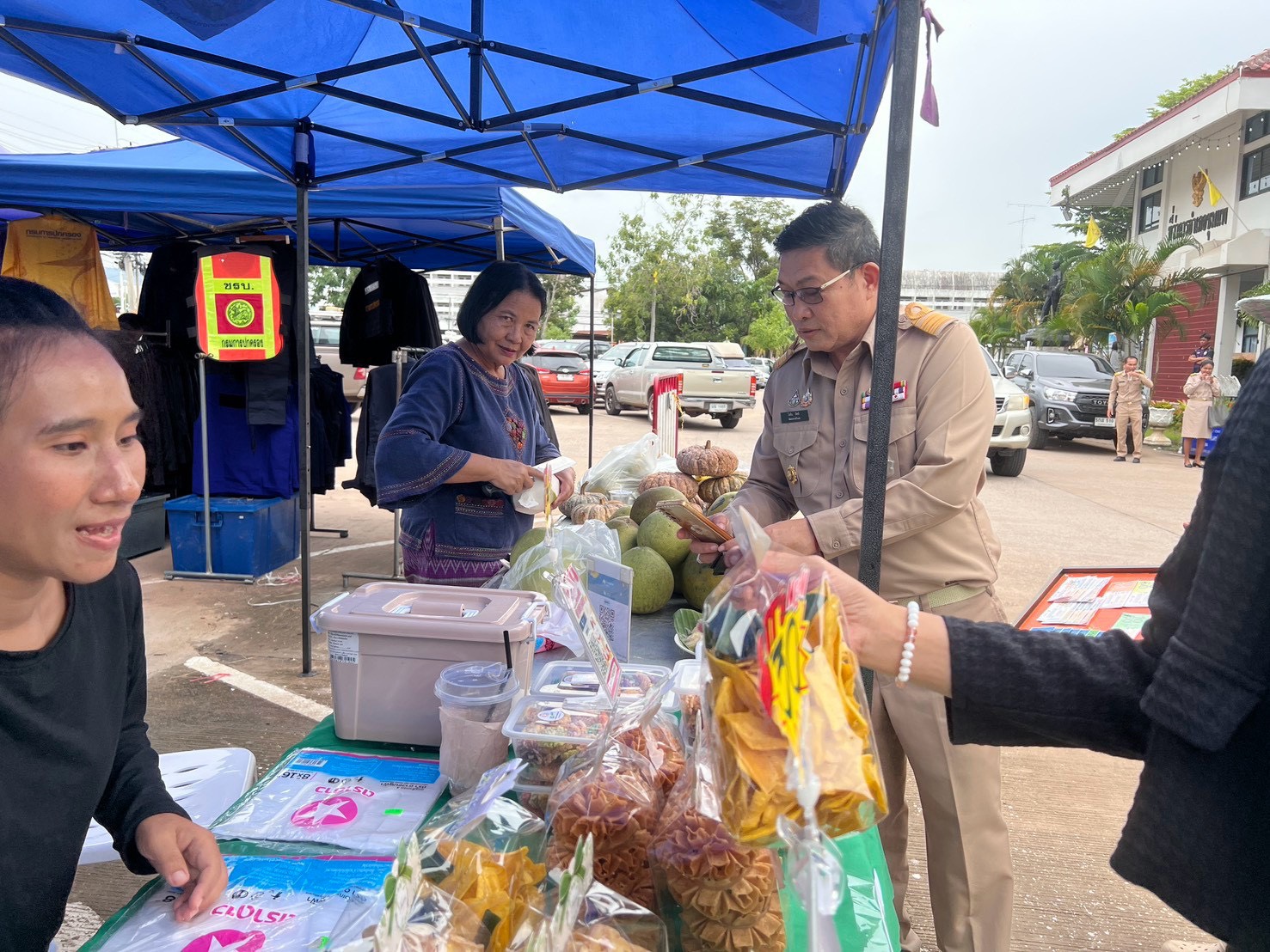พช.ชุมแพ: จัดตลาด “ไทยช่วยไทย” ลดภาระค่าครองชีพ สนับสนุนการจำหน่ายสินค้าชุมชน กระตุ้นเศรษฐกิจฐานราก